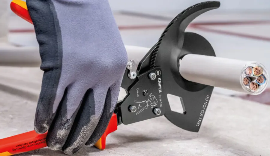 Cortacables KNIPEX cortando cable de cobre