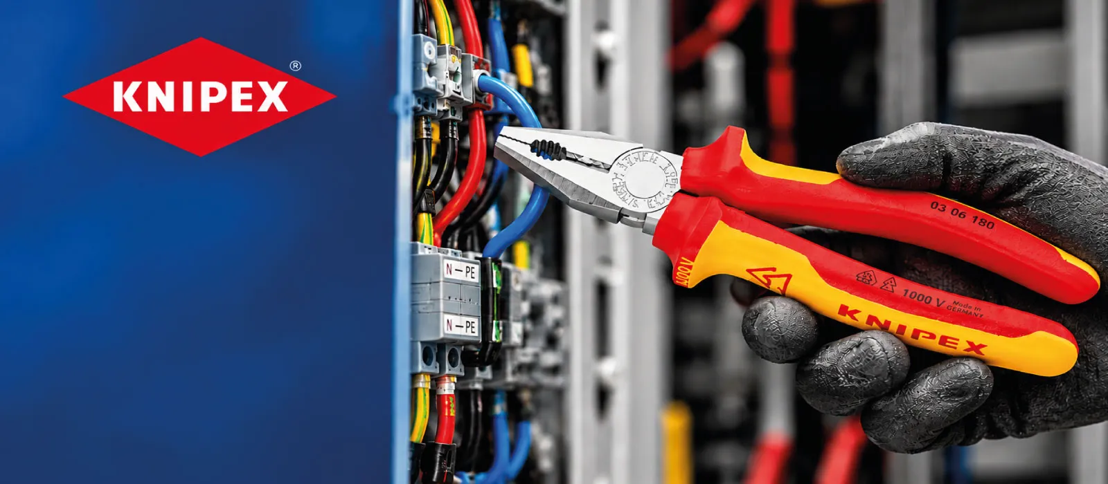 Electricista usando un alicate KNIPEX en un cuadro eléctrico
